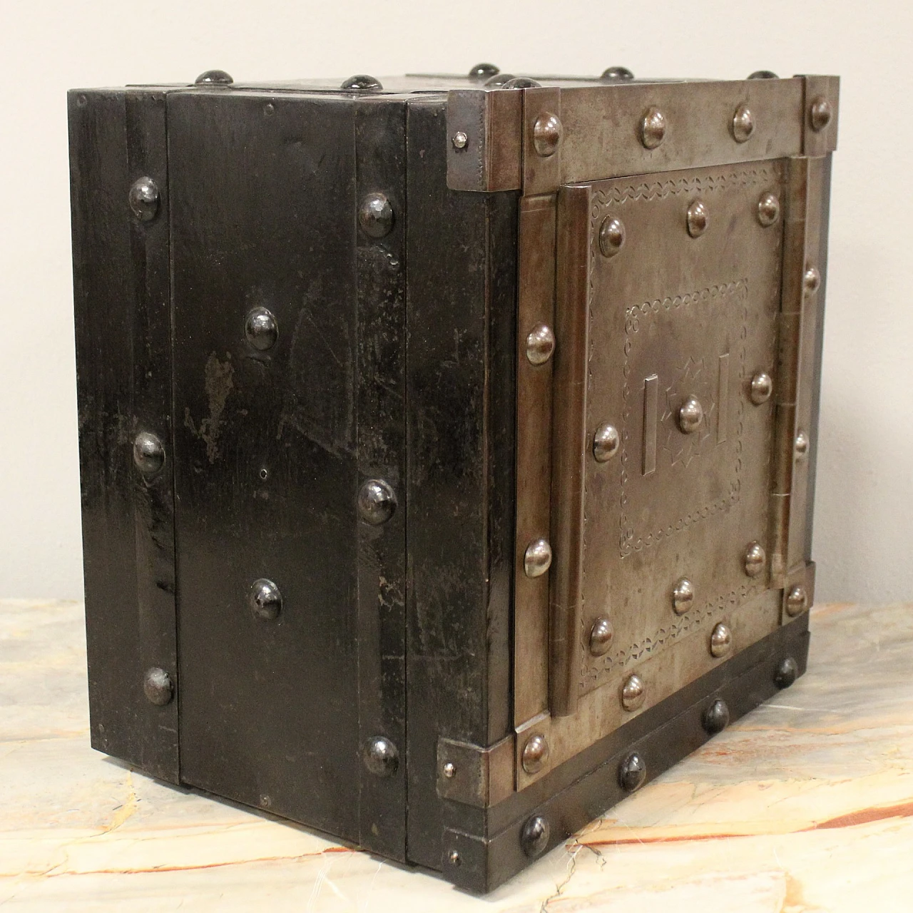 Piedmontese iron studded safe, early 19th century 10