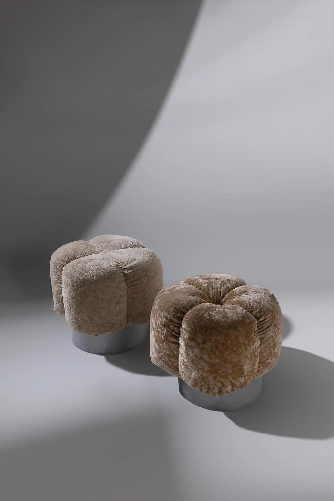 Pair of velvet flower-shaped poufs, 1970s 2