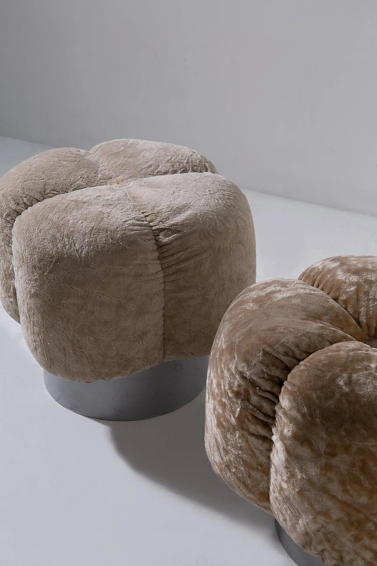 Pair of velvet flower-shaped poufs, 1970s 4