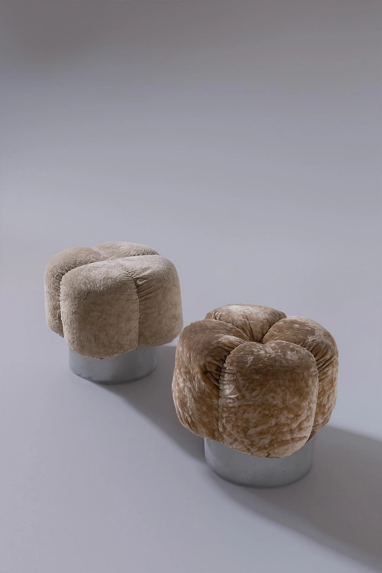 Pair of velvet flower-shaped poufs, 1970s 6