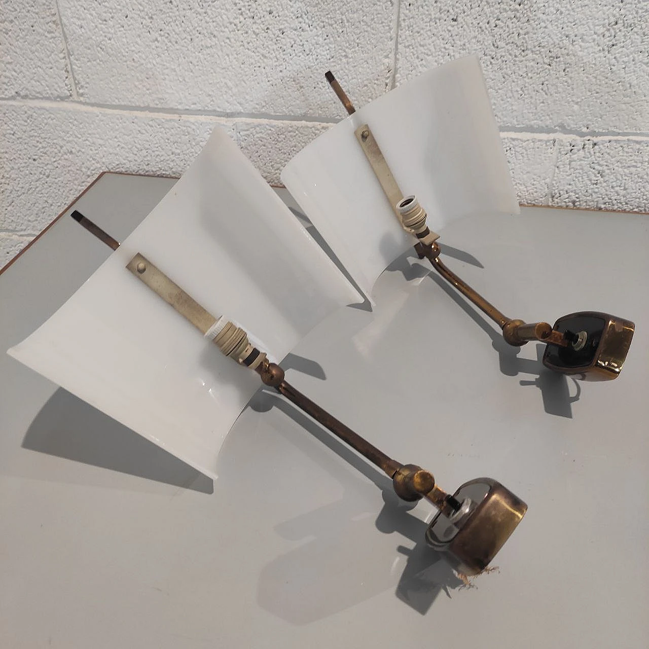 Pair of perspex and metal 2095 wall lights by Stilnovo, 1950s 5