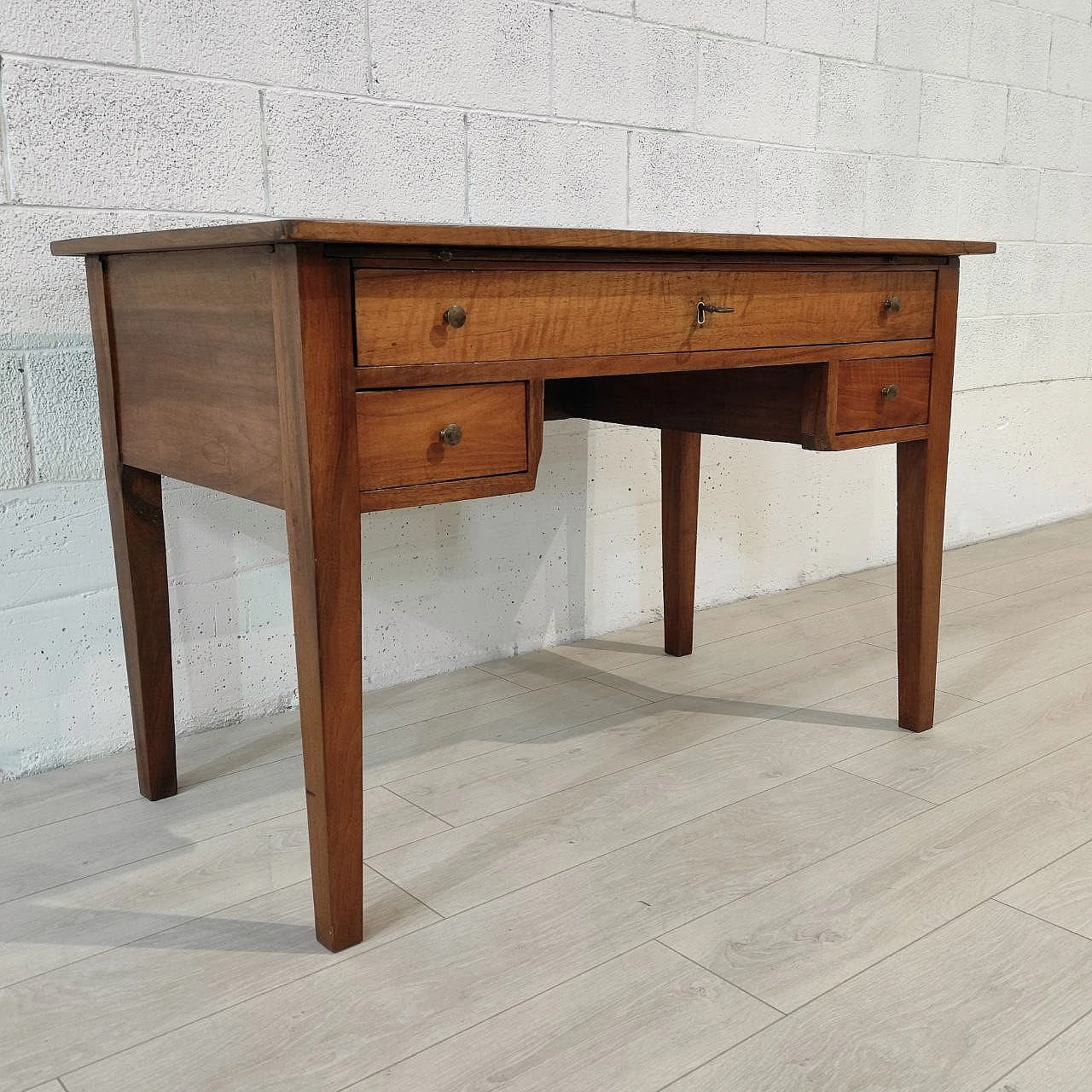 Walnut wood desk with four drawers, 18th century 1