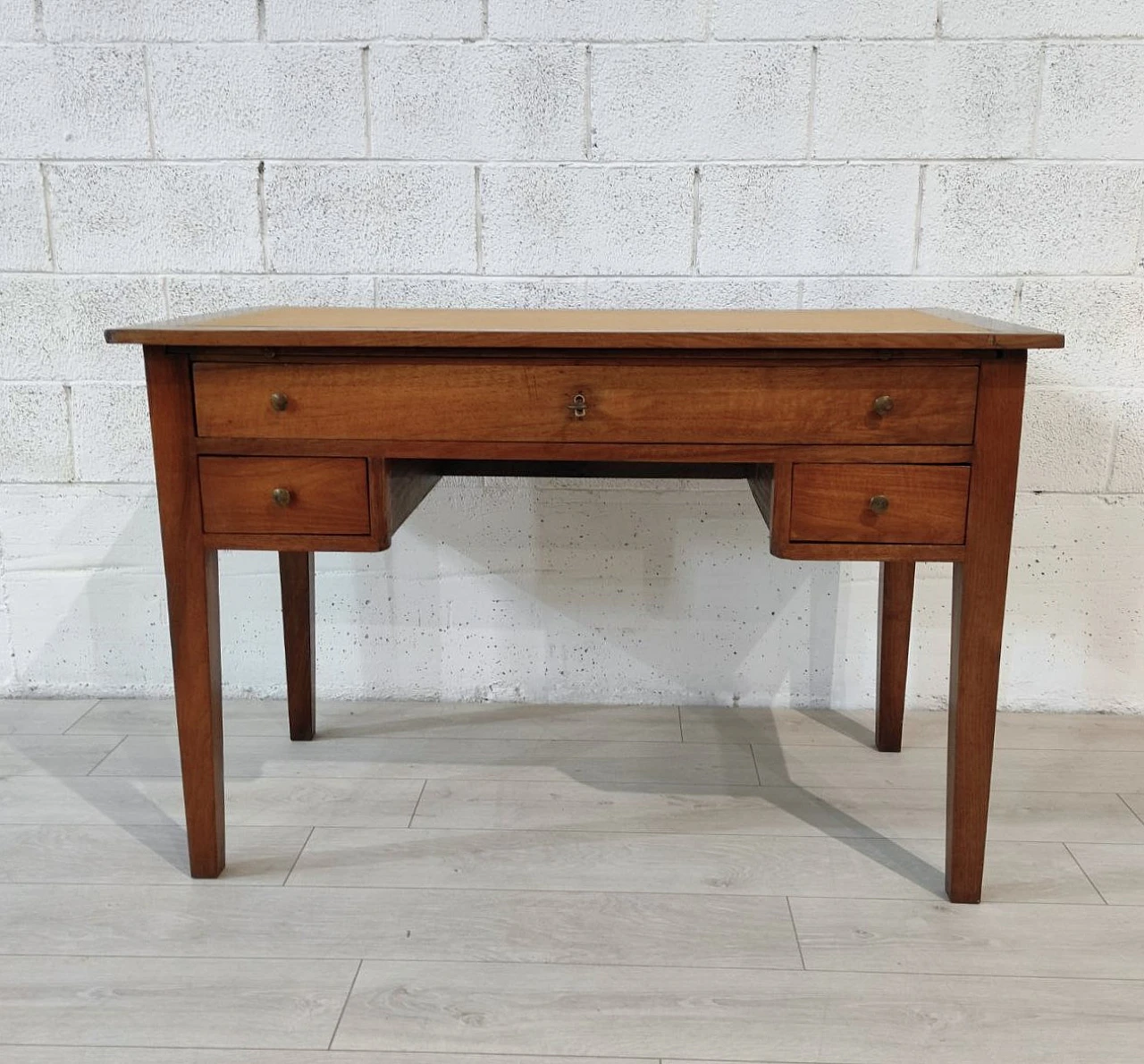 Walnut wood desk with four drawers, 18th century 2