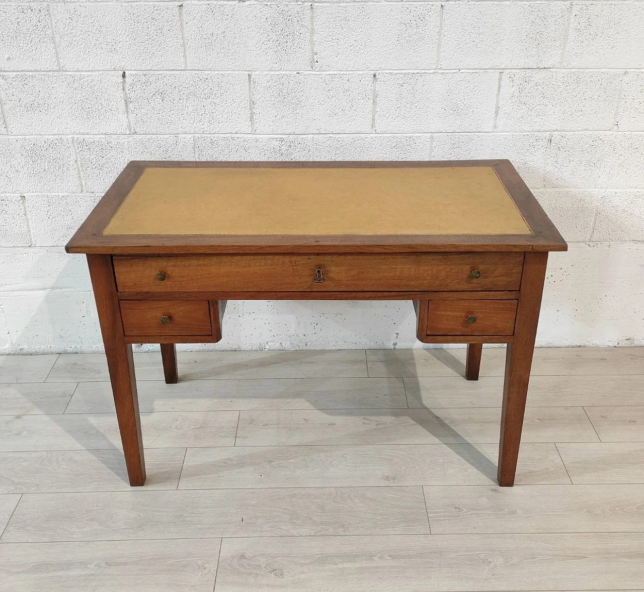 Walnut wood desk with four drawers, 18th century 3