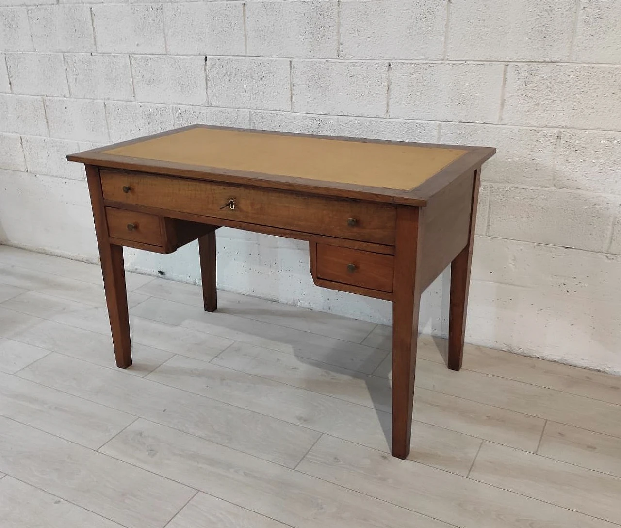 Walnut wood desk with four drawers, 18th century 4