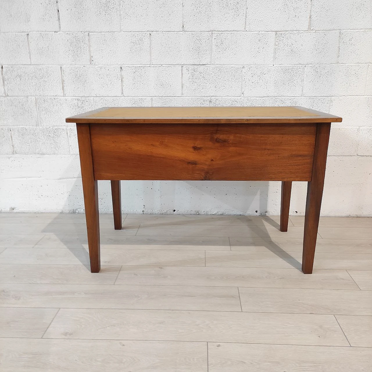 Walnut wood desk with four drawers, 18th century 5