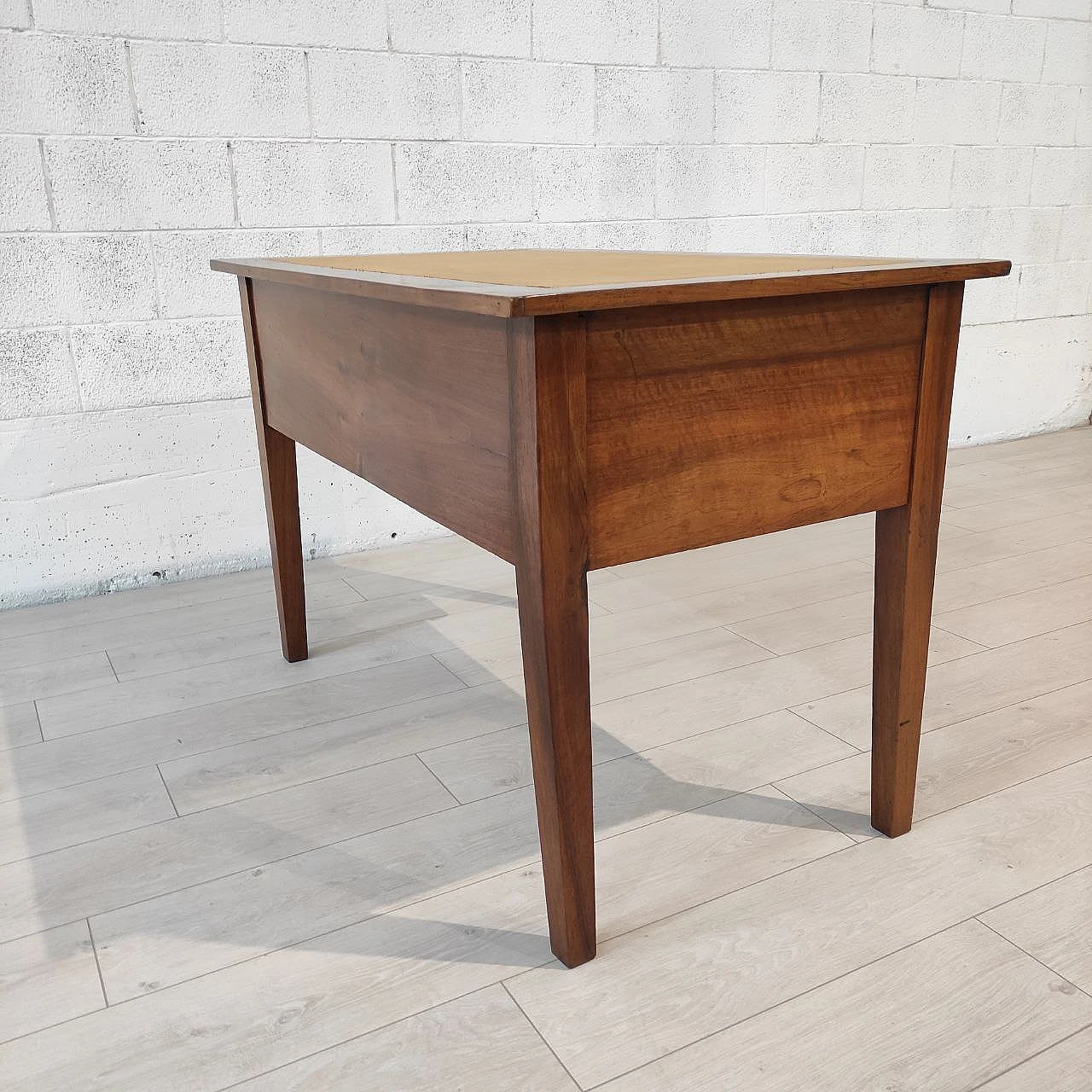 Walnut wood desk with four drawers, 18th century 6