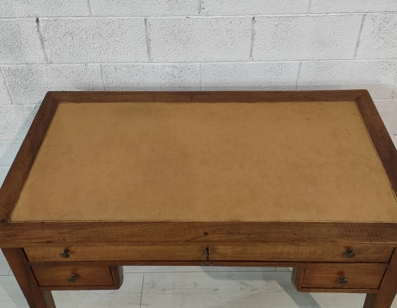 Walnut wood desk with four drawers, 18th century 7