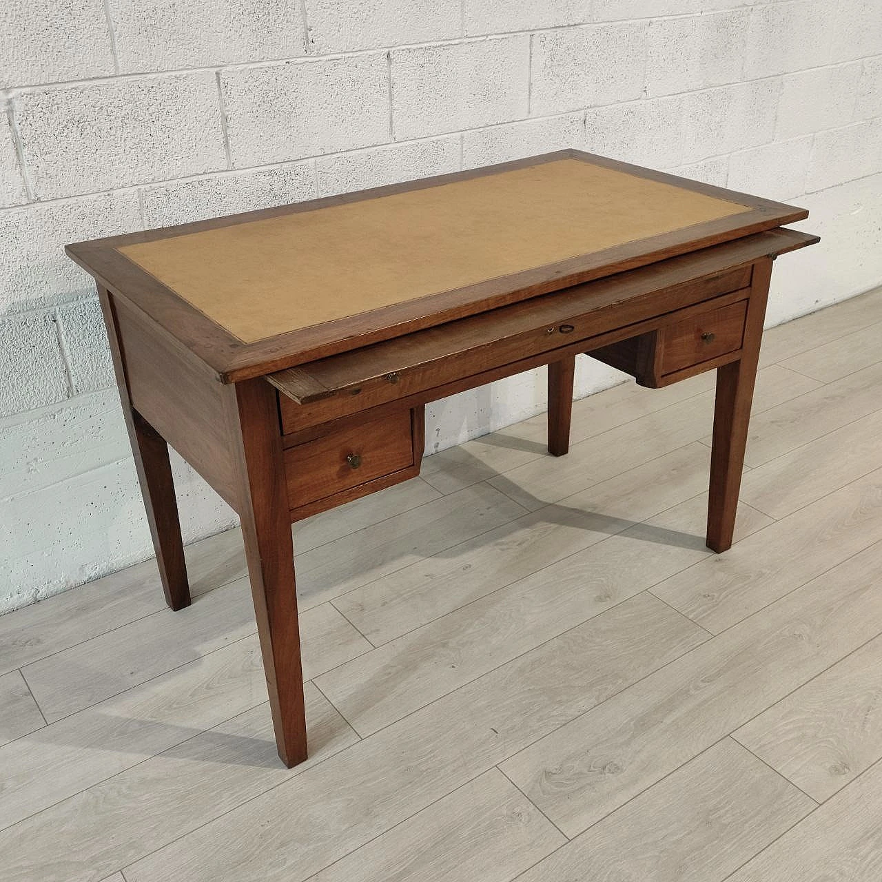 Walnut wood desk with four drawers, 18th century 9