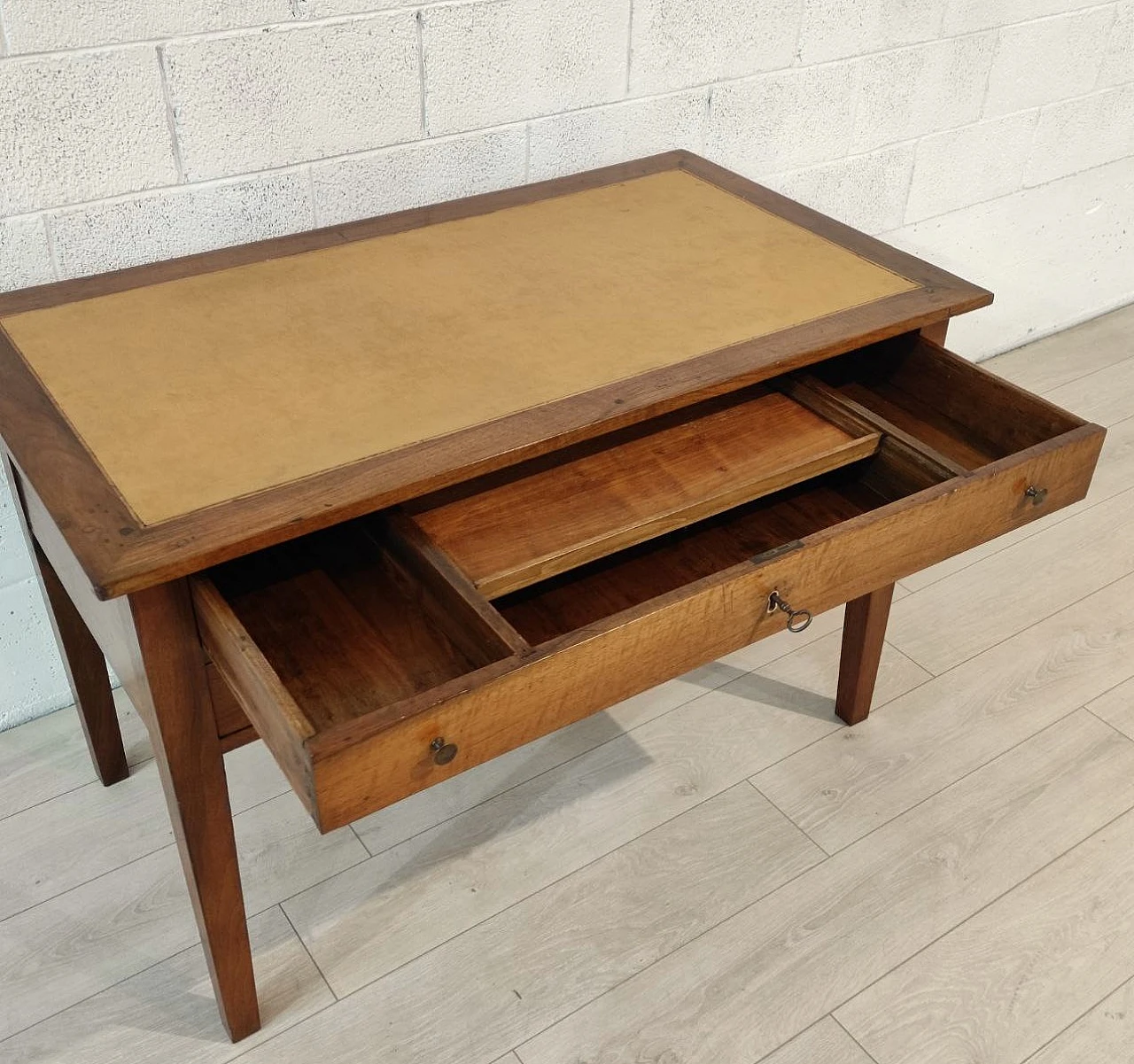 Walnut wood desk with four drawers, 18th century 10