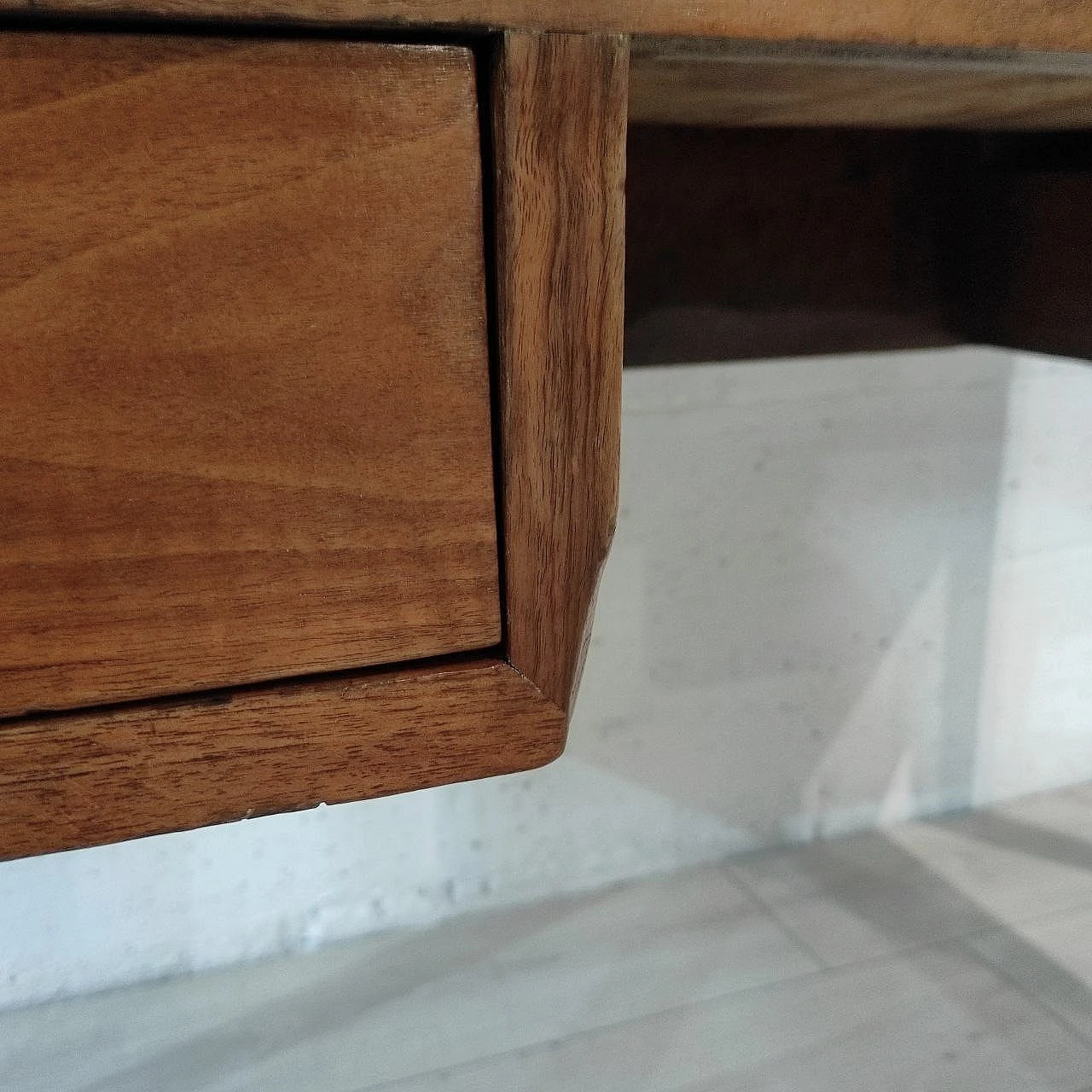 Walnut wood desk with four drawers, 18th century 11