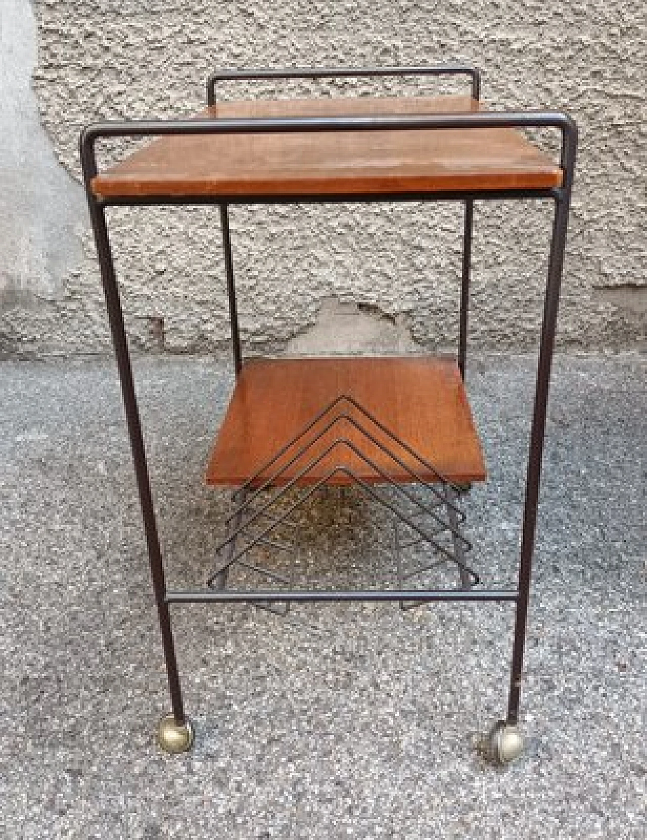 Tavolino con portariviste in metallo laccato nero e legno, anni '50 2