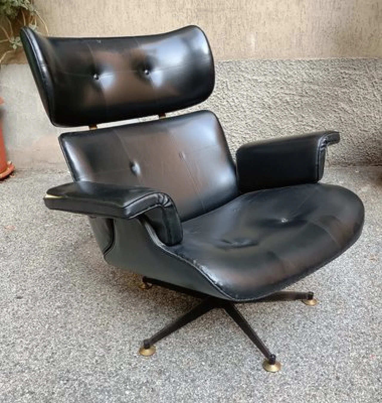 Poltrona in ecopelle nera e ottone di Charles & Ray Eames, anni '60 3