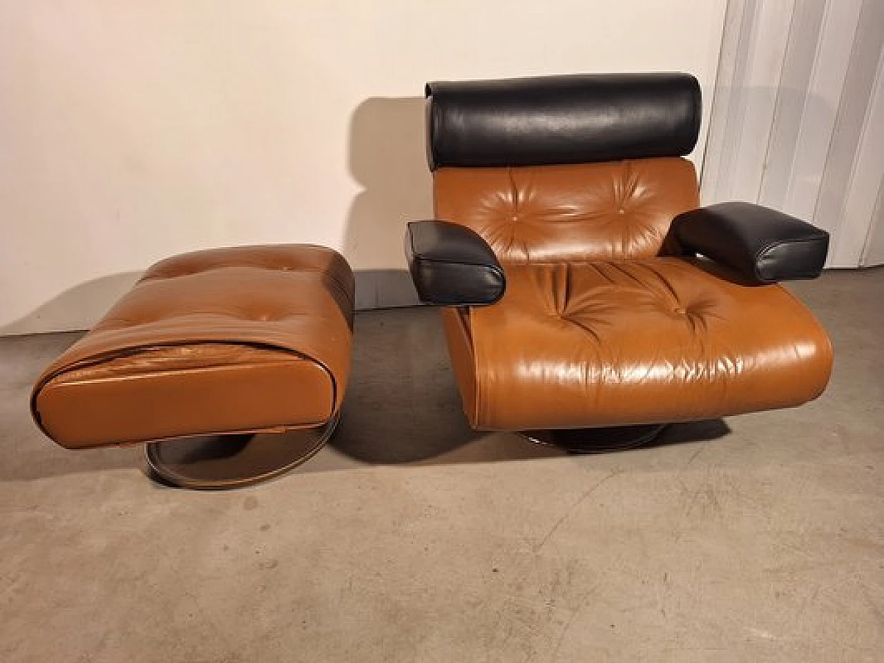 PA103 armchair with pouf in leather by O. Borsani for Tecno, 1960s 3