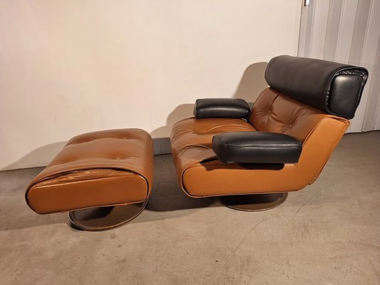 PA103 armchair with pouf in leather by O. Borsani for Tecno, 1960s 10