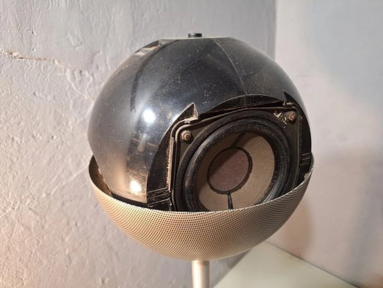 Pair of iron spherical floor speakers from Grunding, 1970s 15