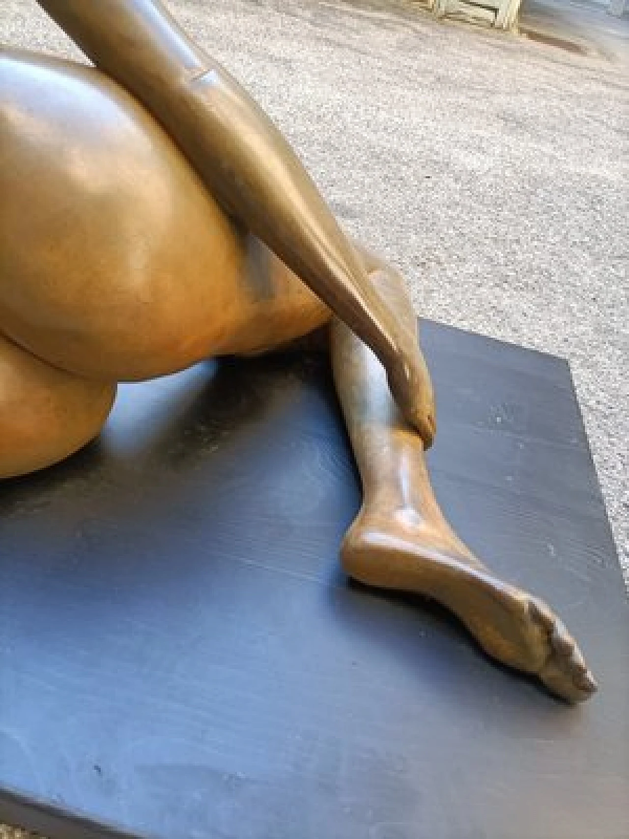 V. De Marchi, Nude of a woman, bronze sculpture on wood, 1980s | intOndo