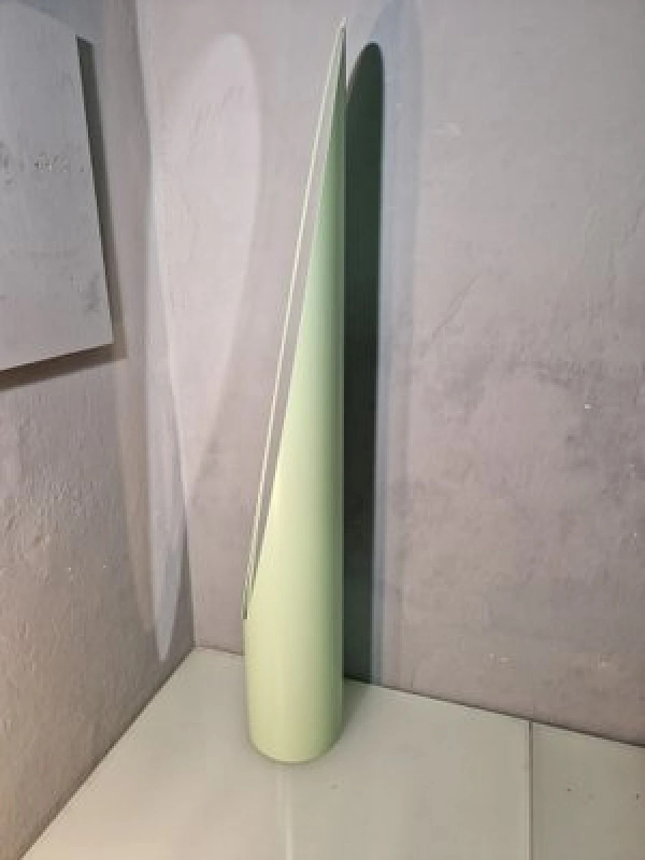 Specchio da terra Unghia in legno e pvc verde salvia, anni 2000 3