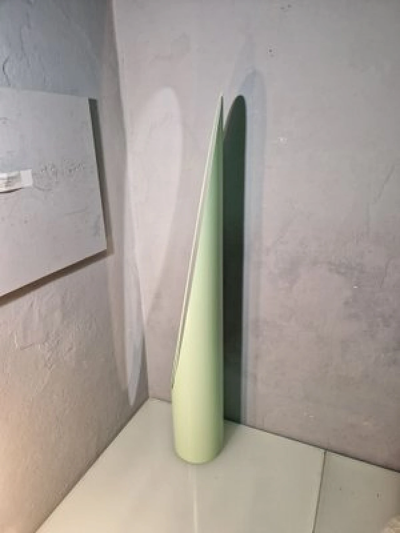 Specchio da terra Unghia in legno e pvc verde salvia, anni 2000 5