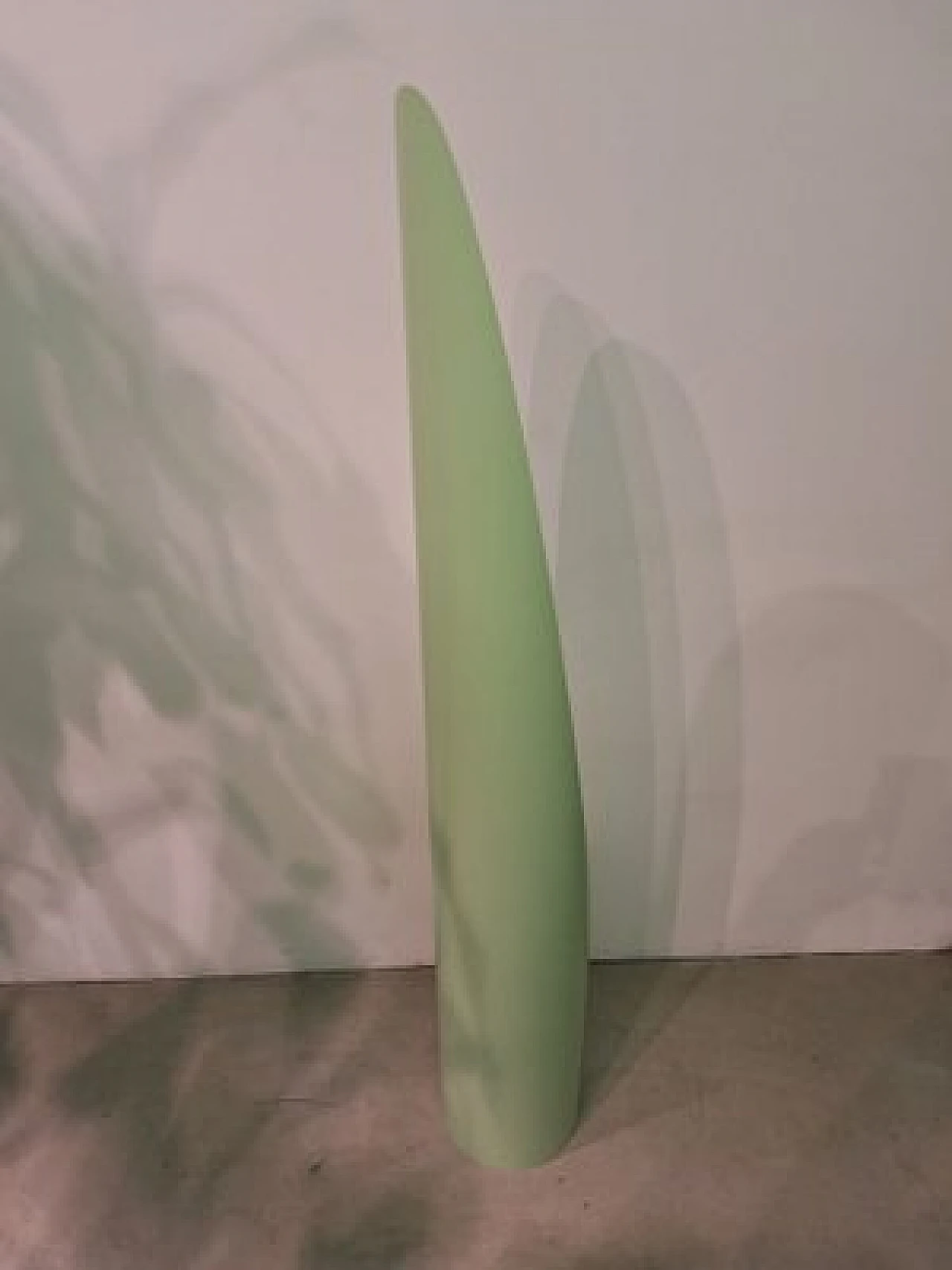 Specchio da terra Unghia in legno e pvc verde salvia, anni 2000 7