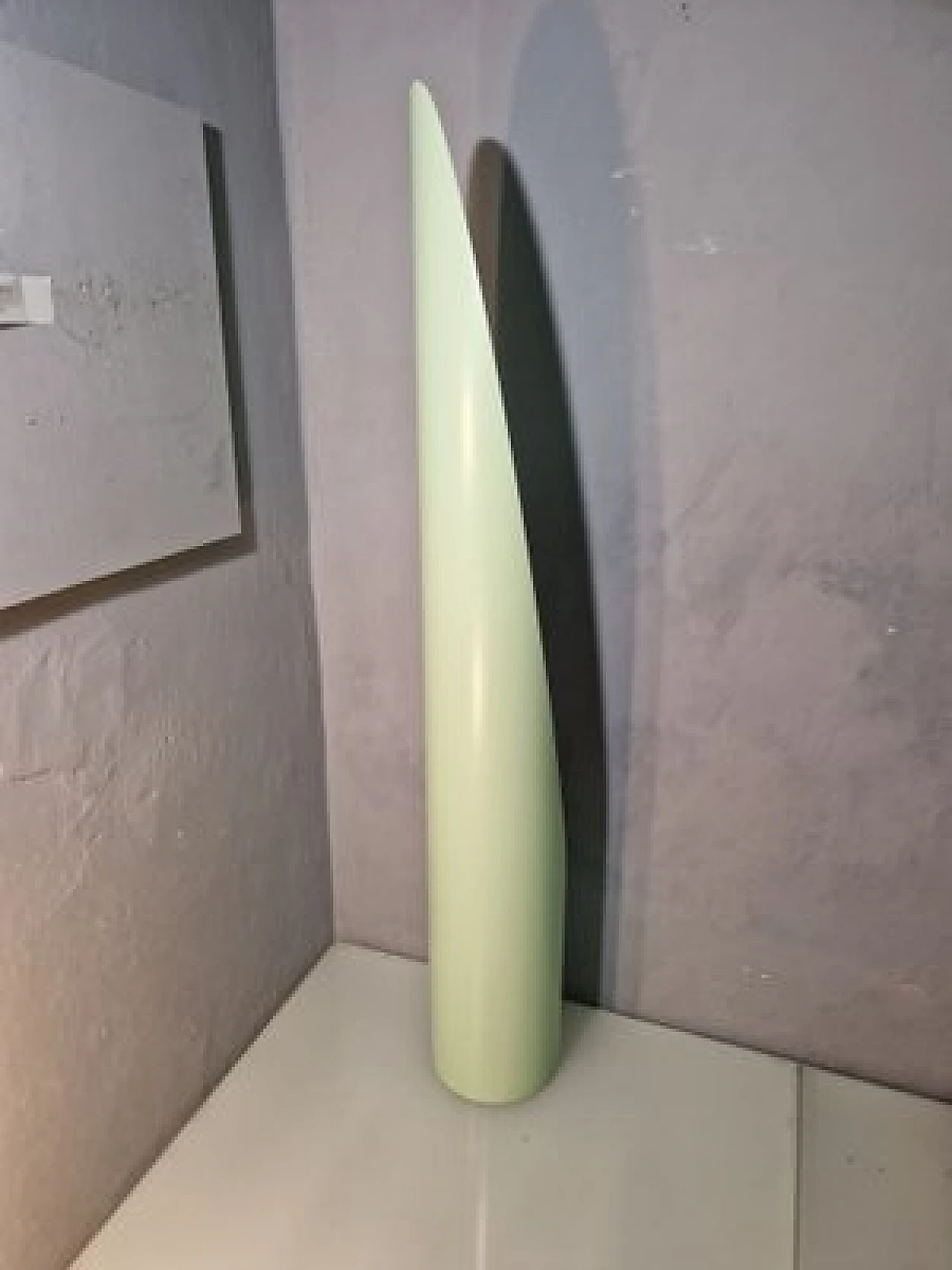 Specchio da terra Unghia in legno e pvc verde salvia, anni 2000 8