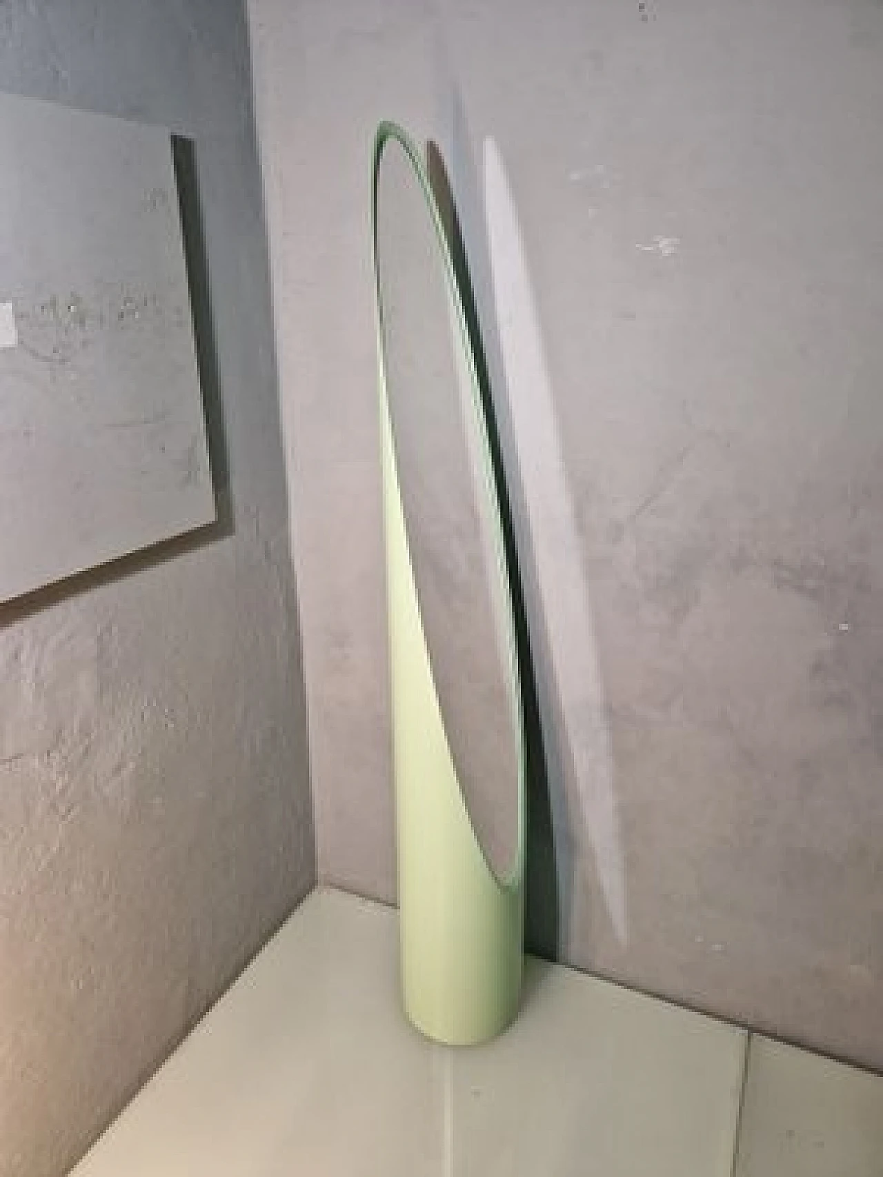 Specchio da terra Unghia in legno e pvc verde salvia, anni 2000 14