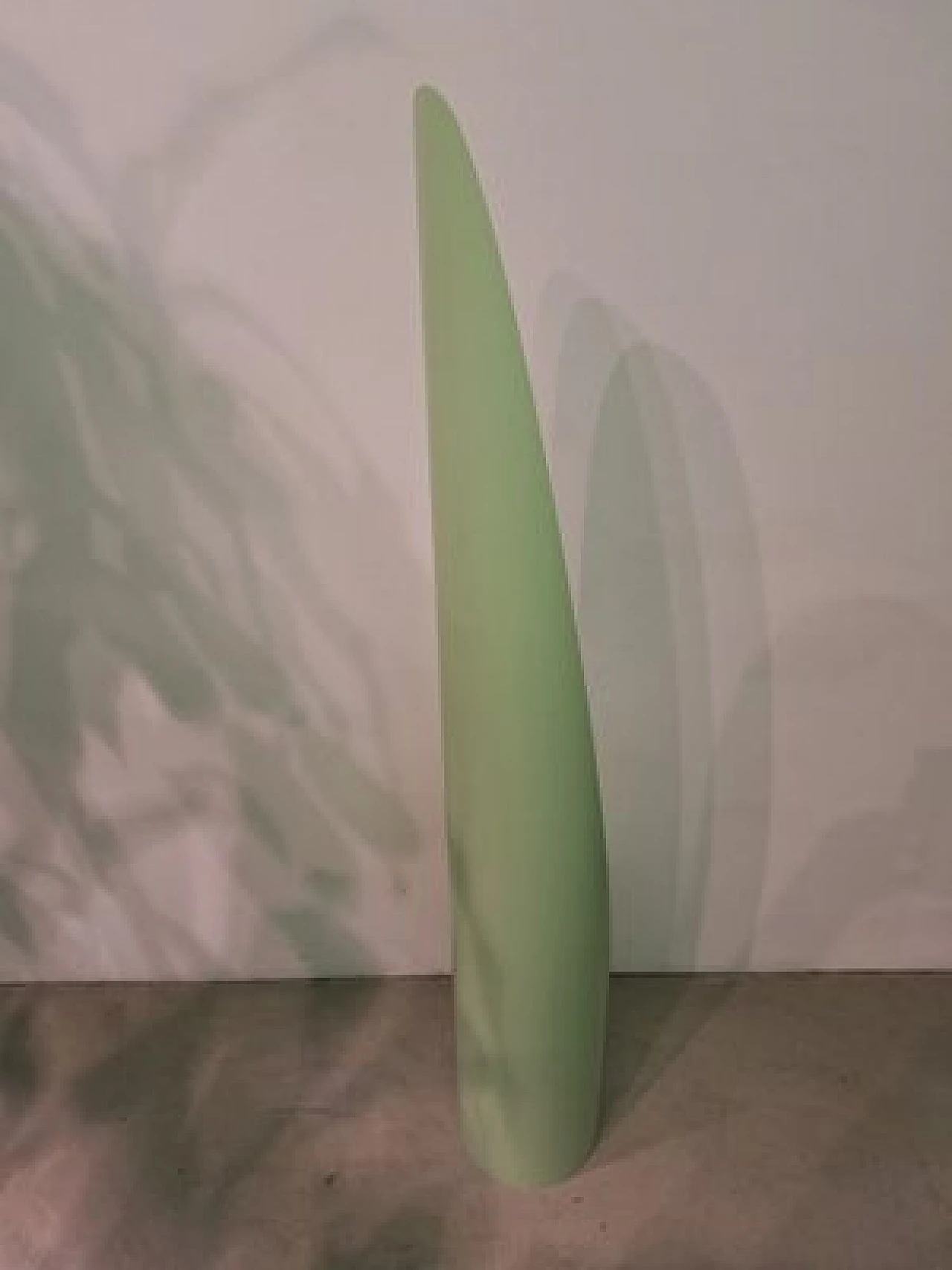 Specchio da terra Unghia in legno e pvc verde salvia, anni 2000 15