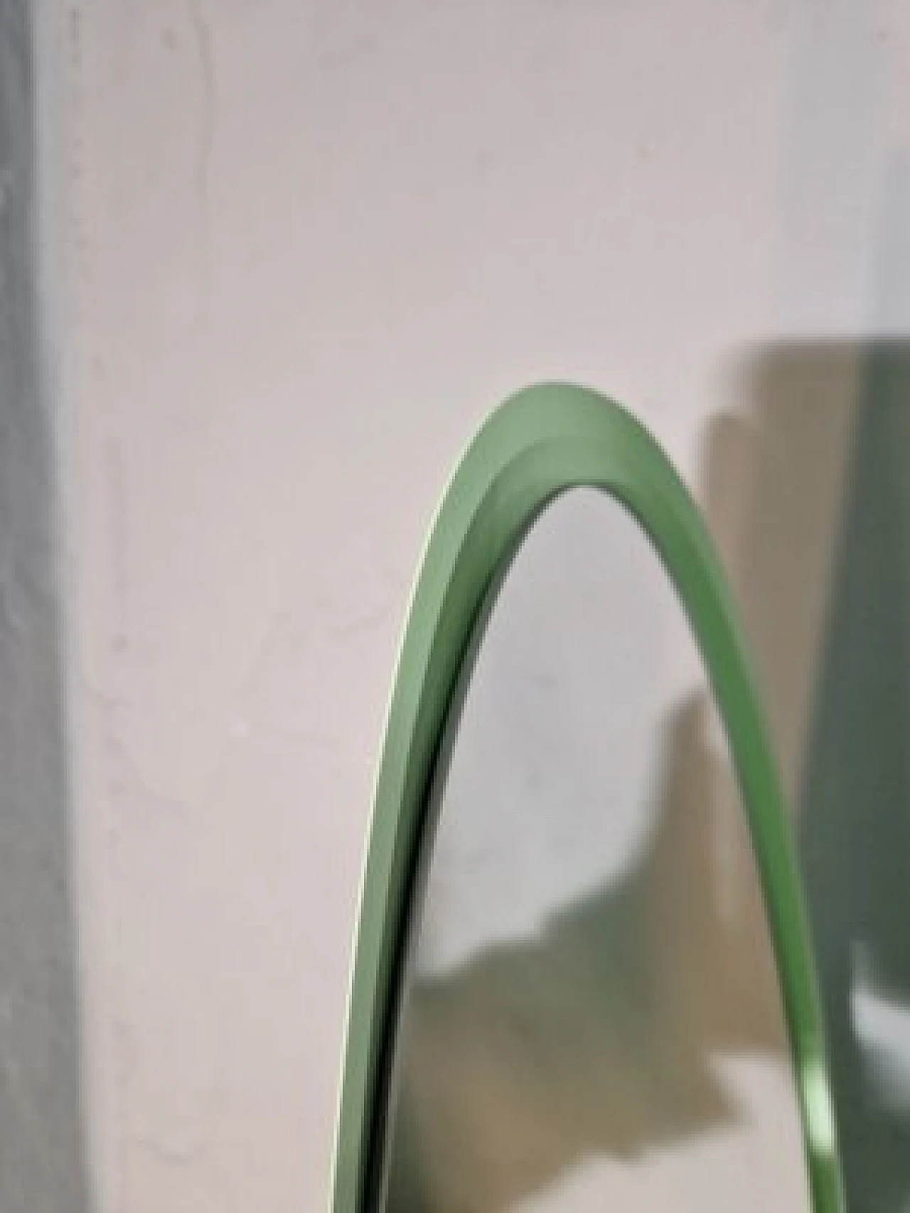 Specchio da terra Unghia in legno e pvc verde salvia, anni 2000 18