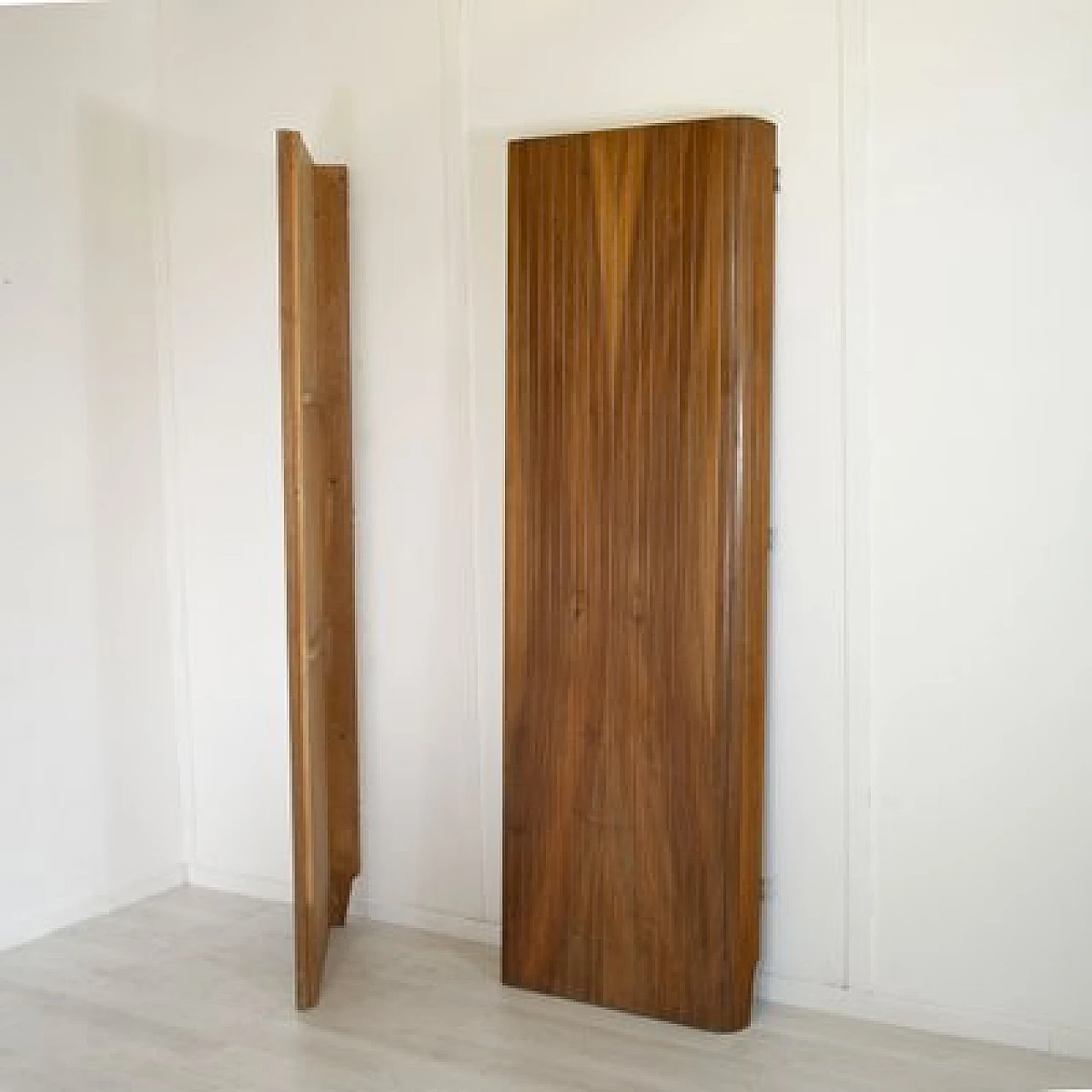 Pair of walnut panels in the style of Gio Ponti, 1960s 4