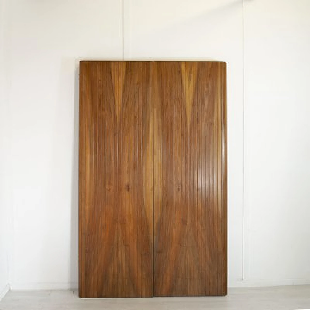 Pair of walnut panels in the style of Gio Ponti, 1960s 6