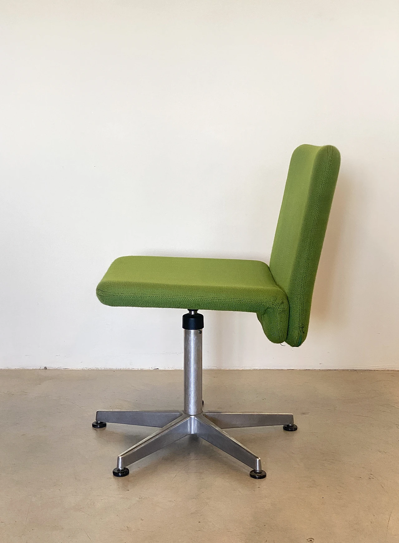 Steel and green fabric swivel chair, 1970s 1