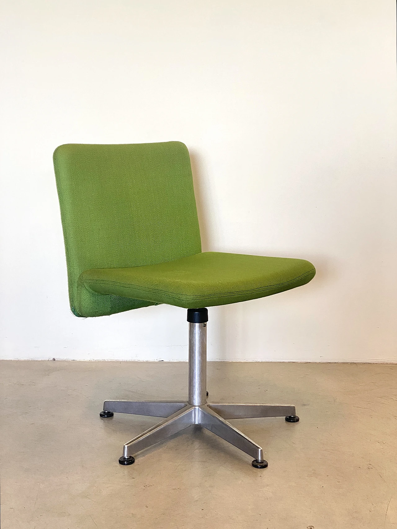 Steel and green fabric swivel chair, 1970s 2