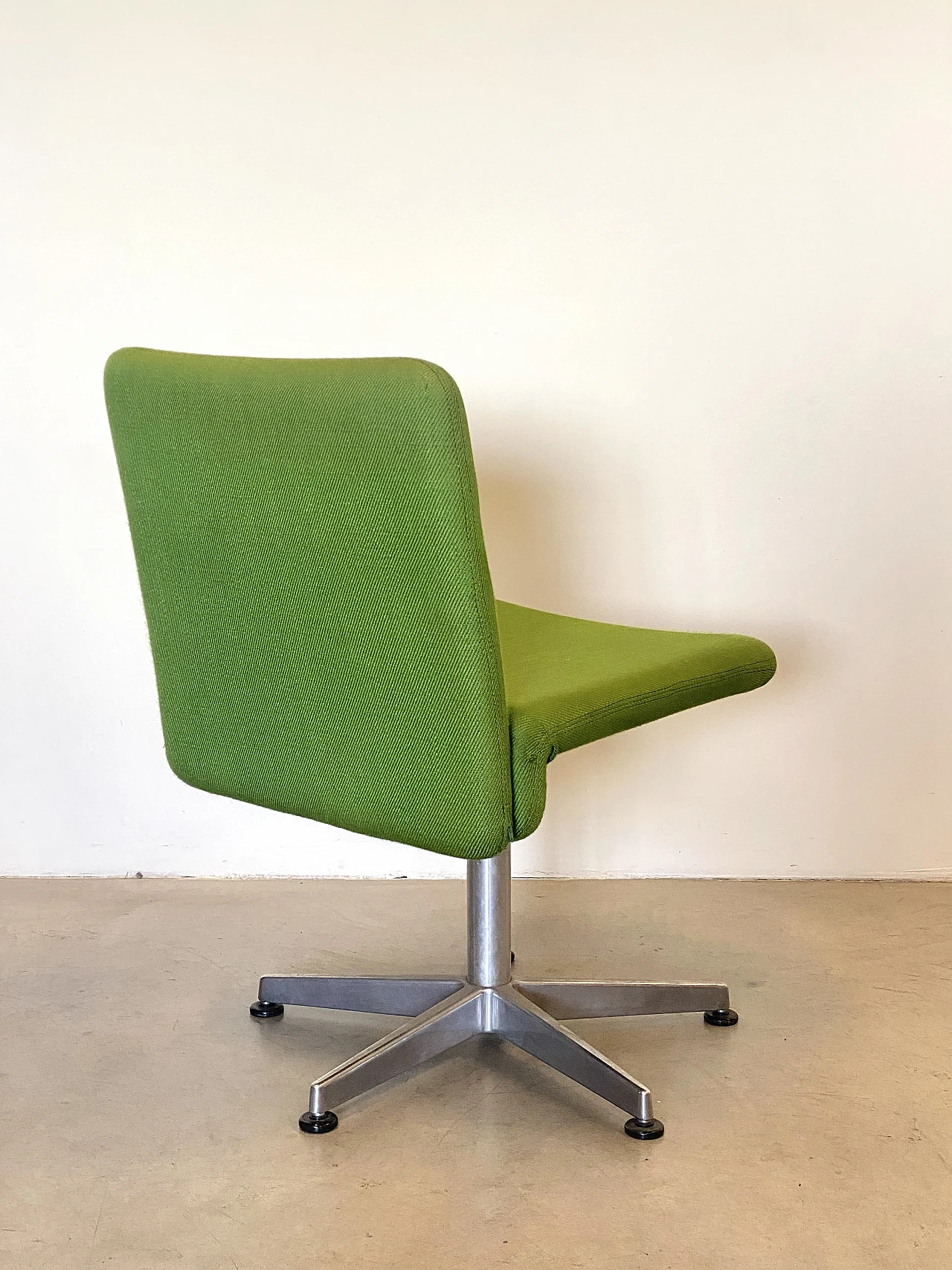 Steel and green fabric swivel chair, 1970s 3