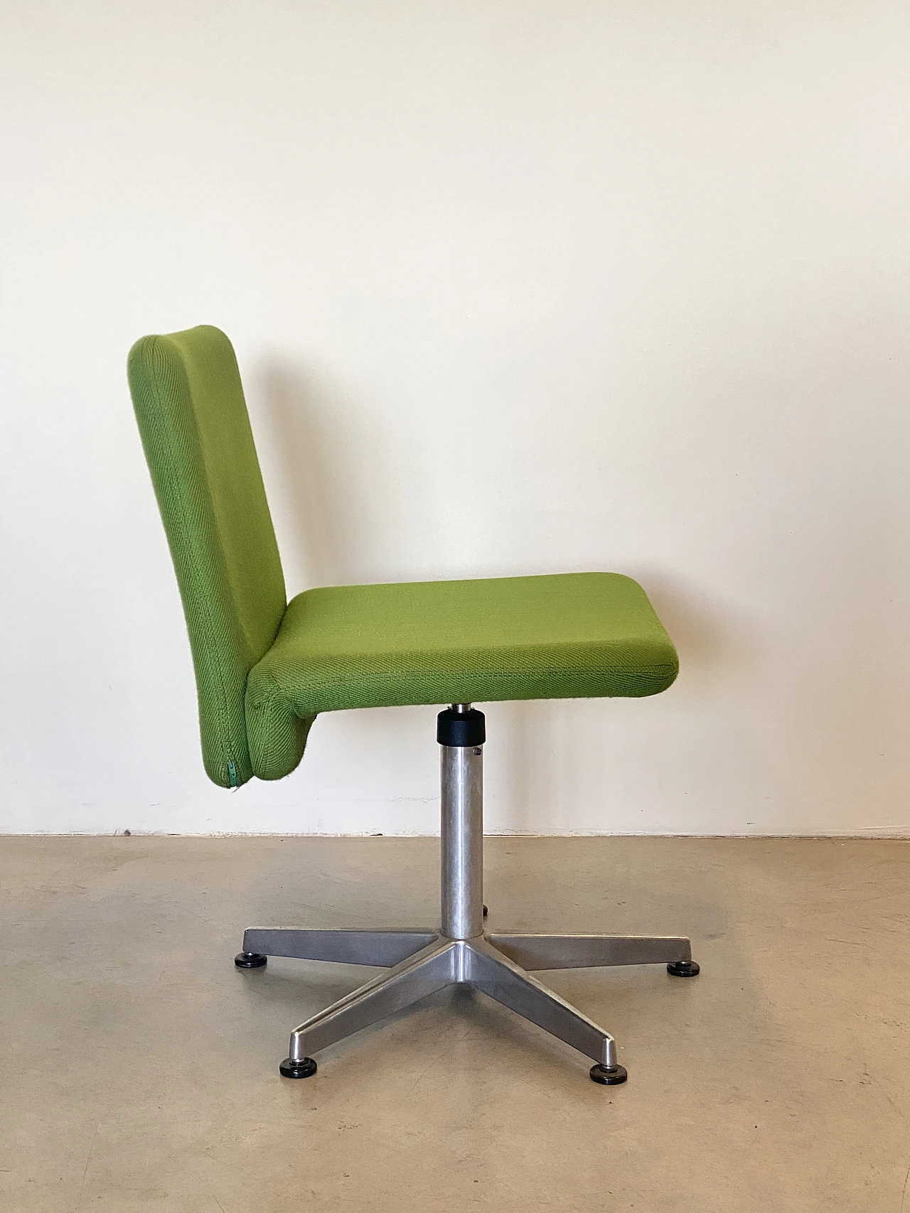 Steel and green fabric swivel chair, 1970s 4