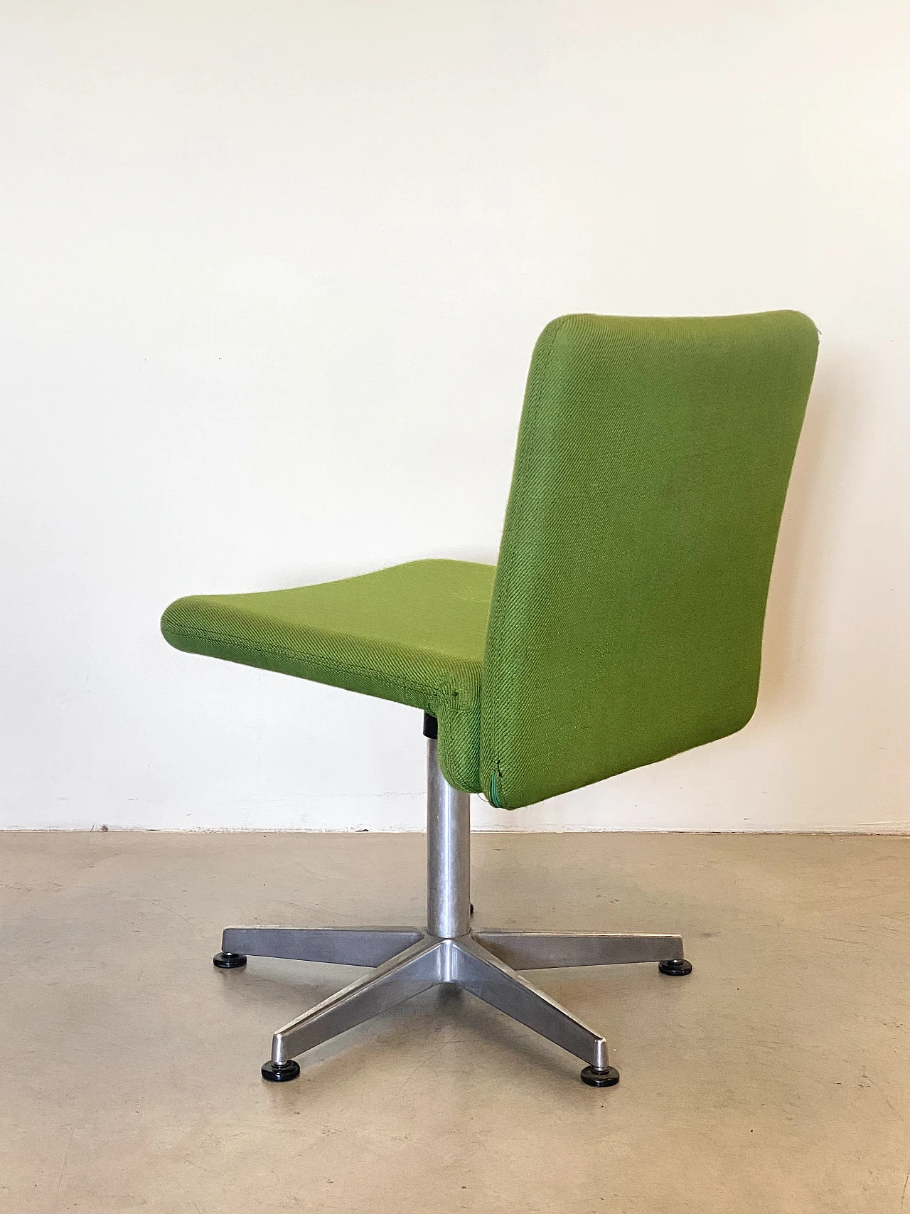 Steel and green fabric swivel chair, 1970s 5