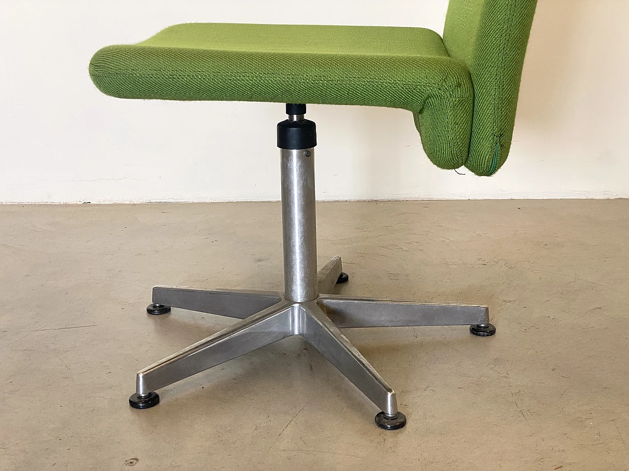 Steel and green fabric swivel chair, 1970s 7