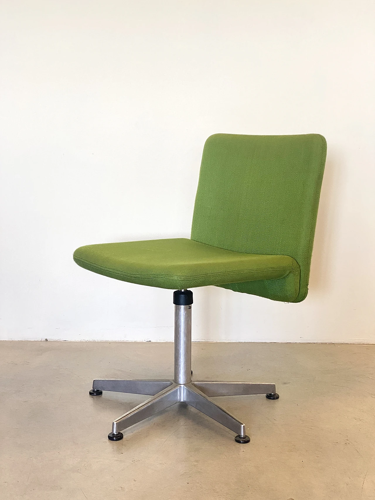 Steel and green fabric swivel chair, 1970s 8