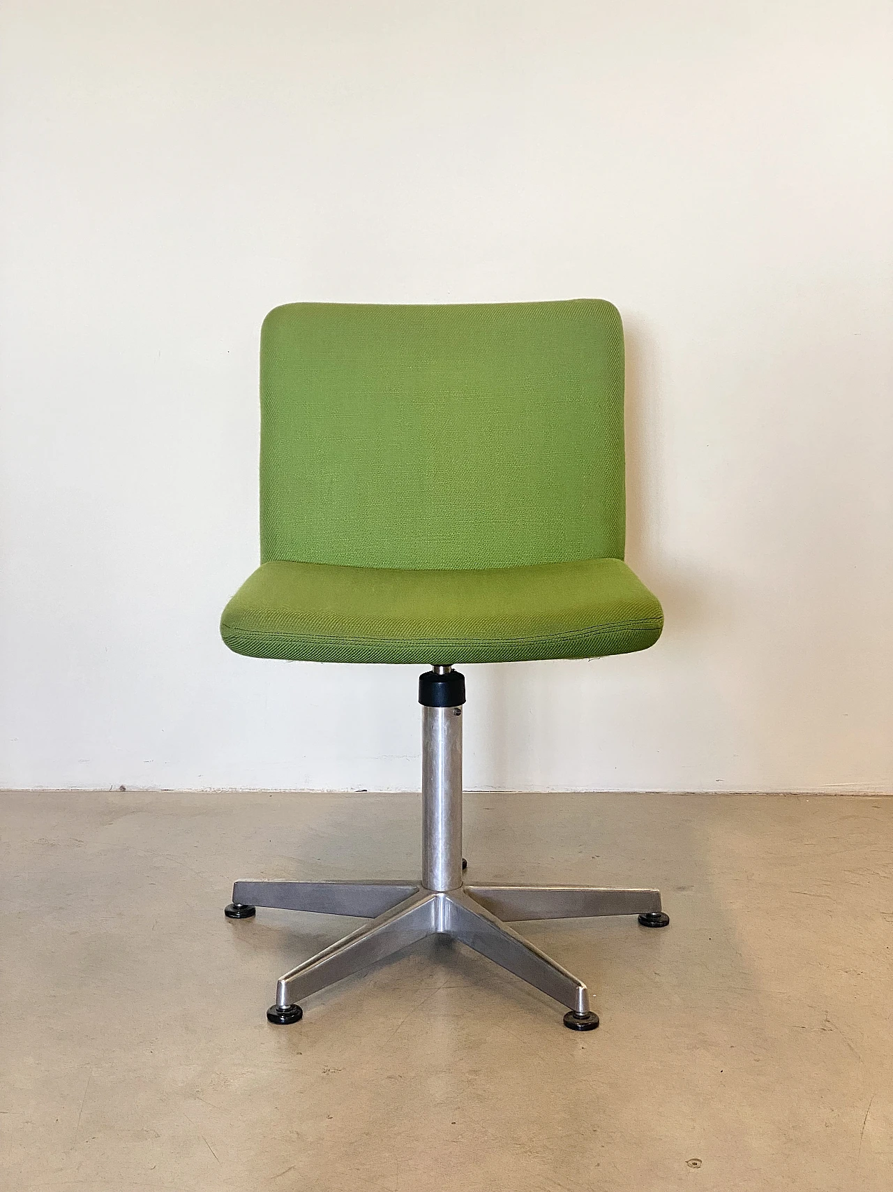 Steel and green fabric swivel chair, 1970s 10