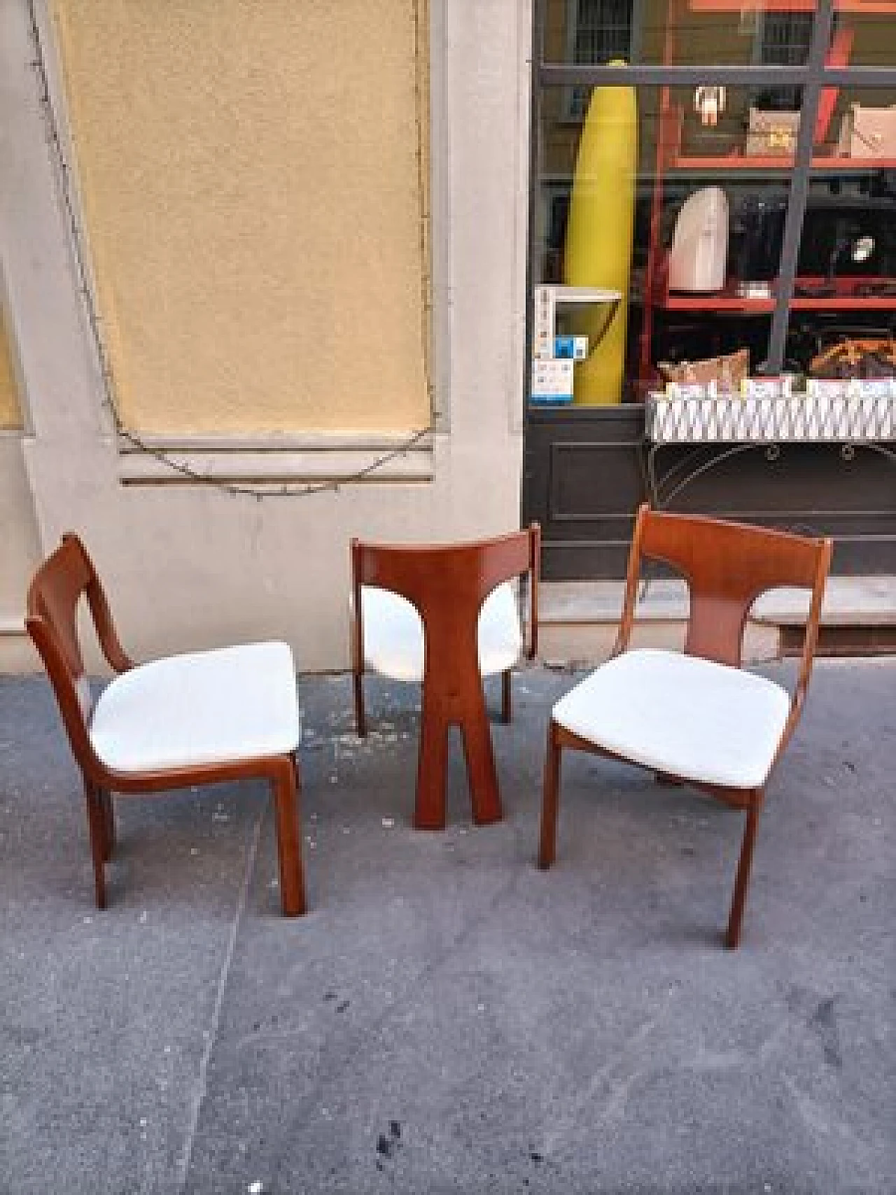 3 Sedie in legno e bouclé bianco di Carlo Scarpa per Cassina, anni '70 1