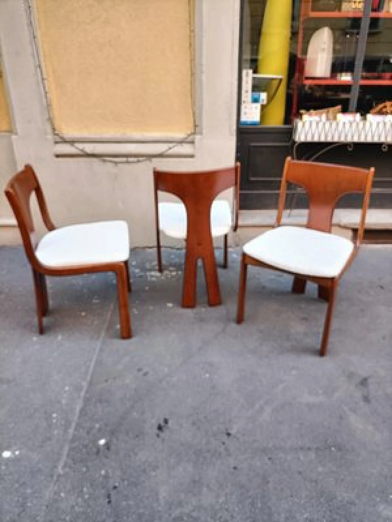 3 Sedie in legno e bouclé bianco di Carlo Scarpa per Cassina, anni '70 2