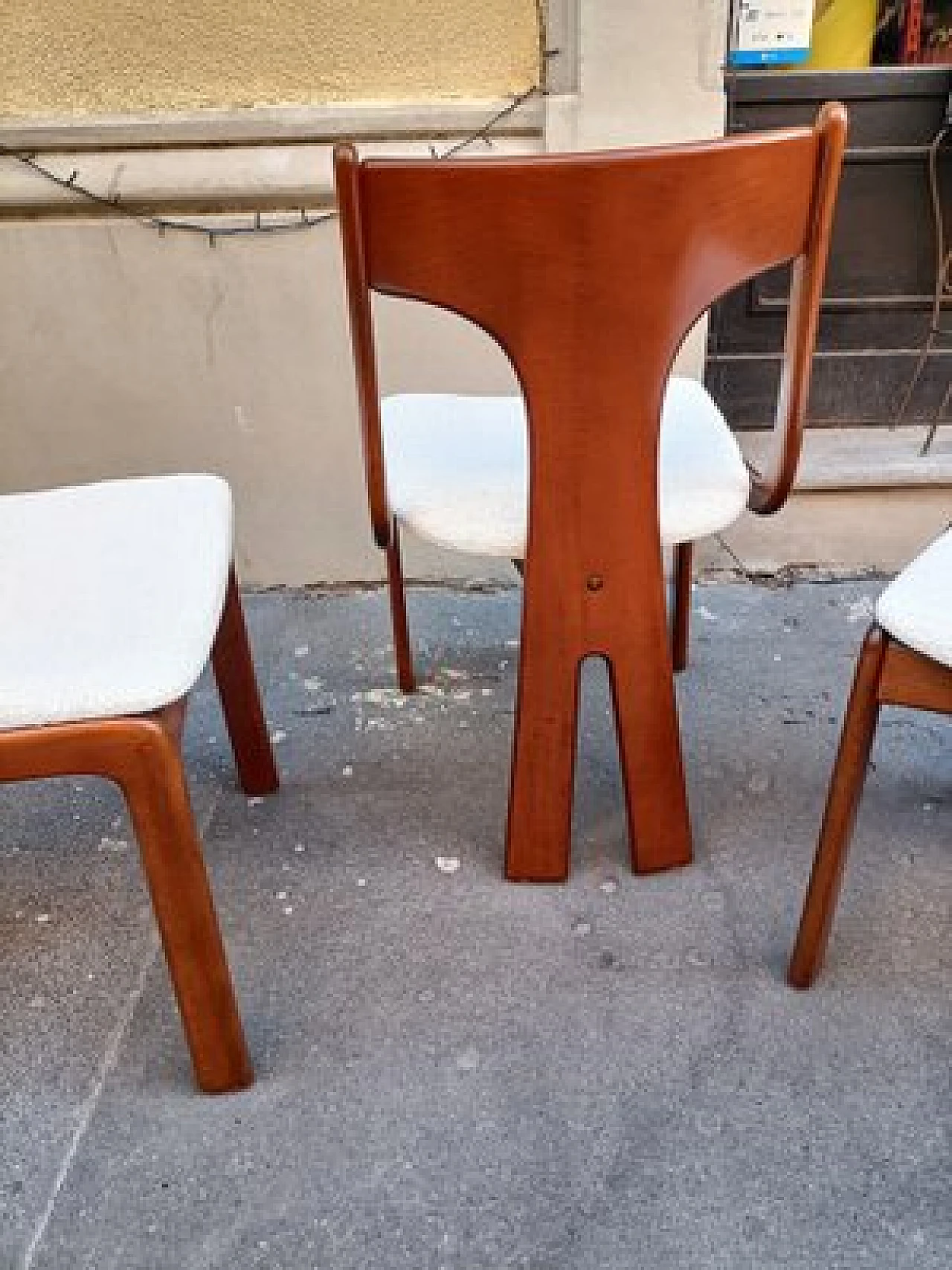 3 Sedie in legno e bouclé bianco di Carlo Scarpa per Cassina, anni '70 3