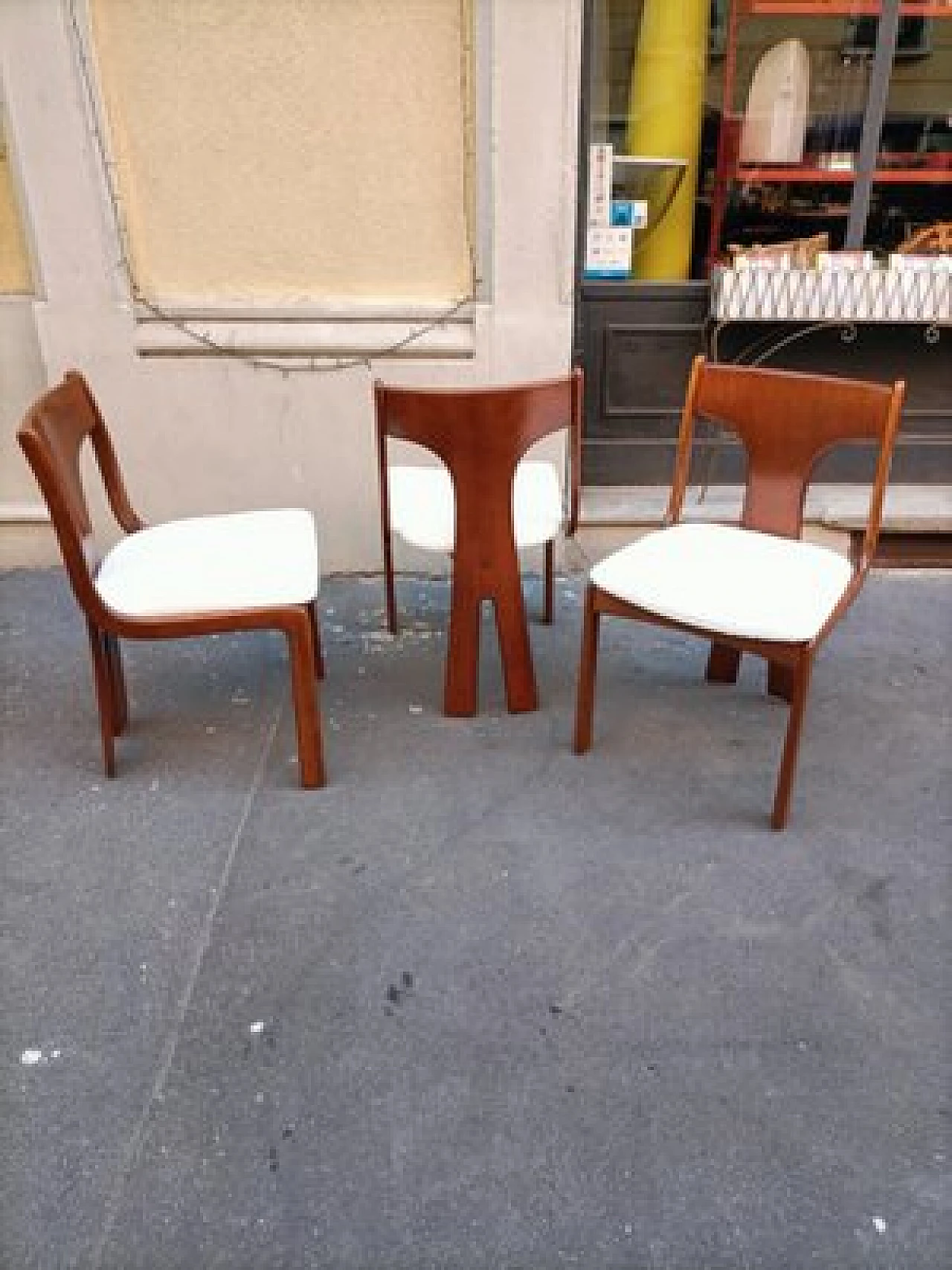 3 Sedie in legno e bouclé bianco di Carlo Scarpa per Cassina, anni '70 4