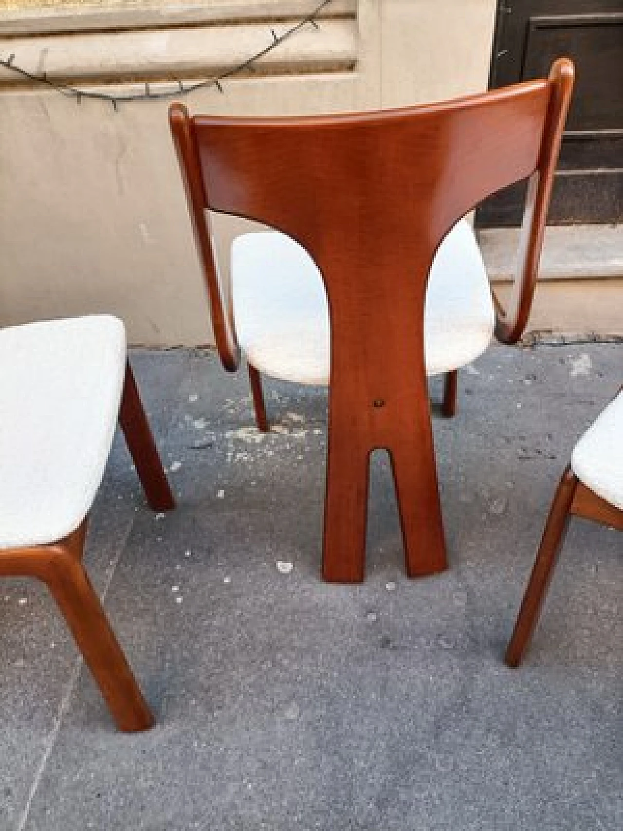 3 Sedie in legno e bouclé bianco di Carlo Scarpa per Cassina, anni '70 5