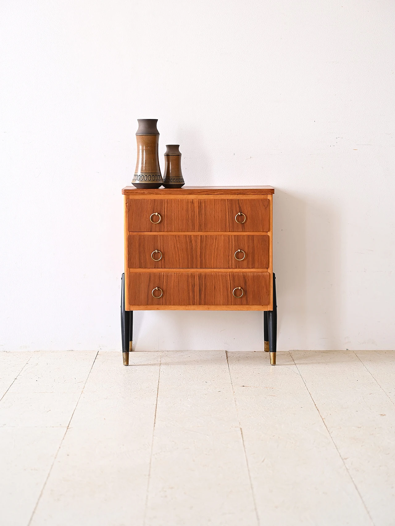 Cassettiera scandinava in teak con gambe dipinte di nero, anni '60 1