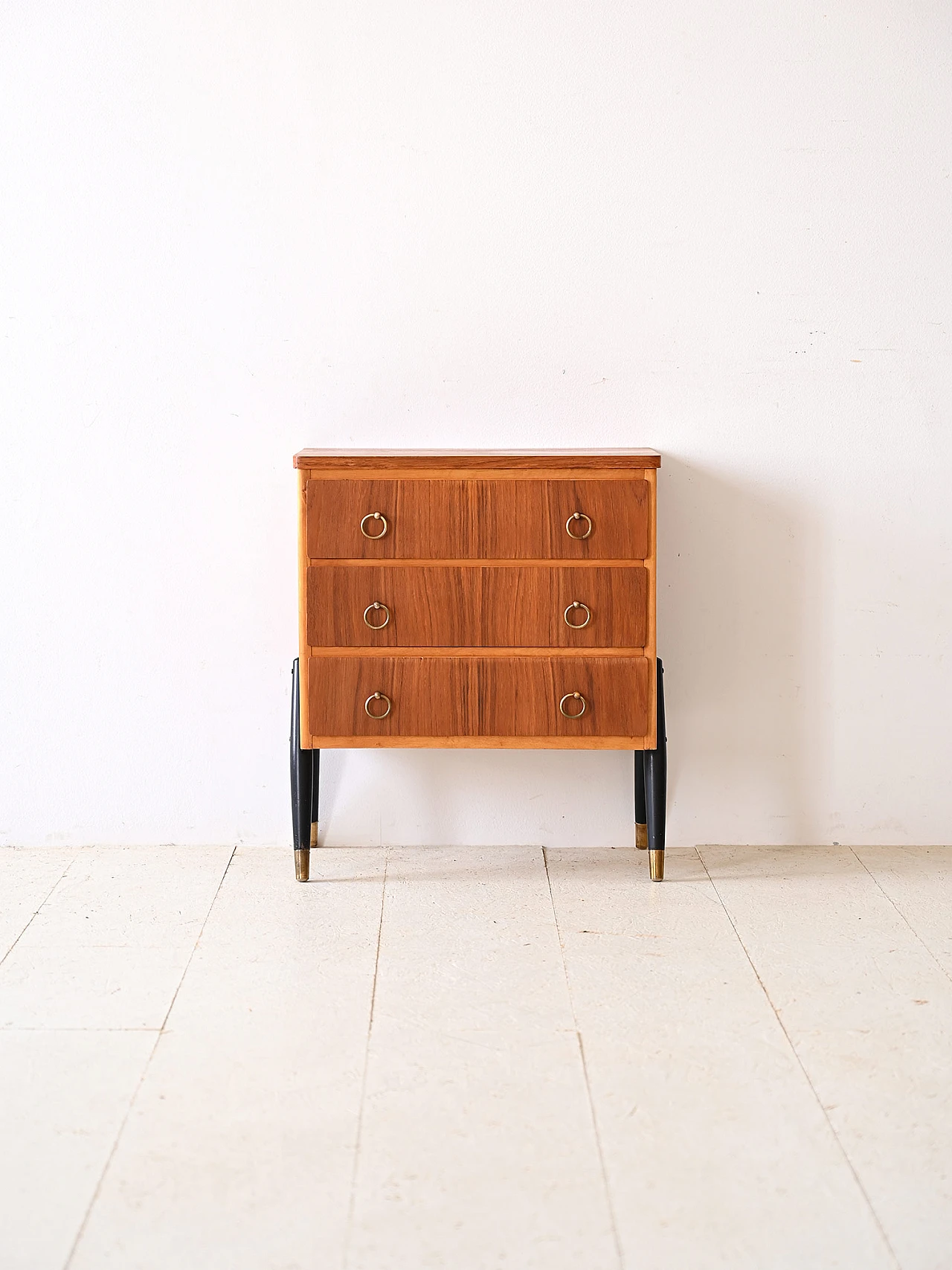 Cassettiera scandinava in teak con gambe dipinte di nero, anni '60 2