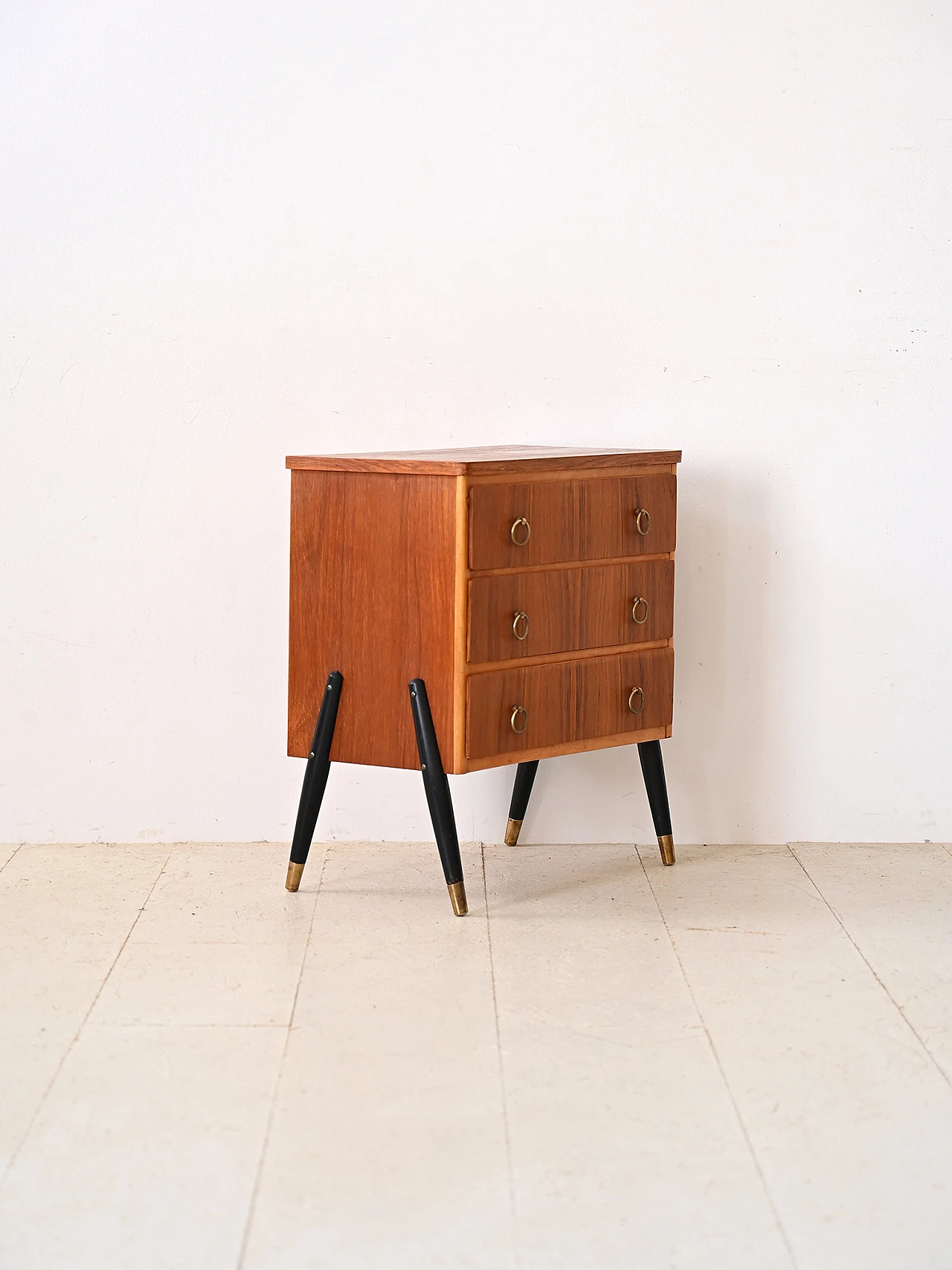 Cassettiera scandinava in teak con gambe dipinte di nero, anni '60 3