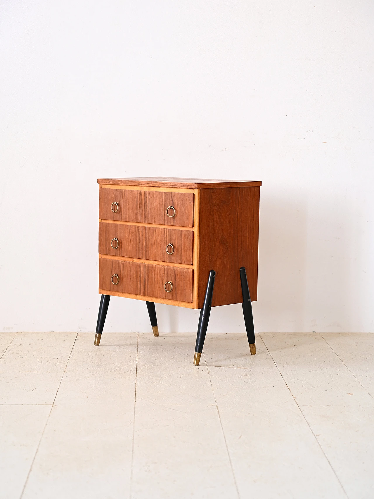 Cassettiera scandinava in teak con gambe dipinte di nero, anni '60 4