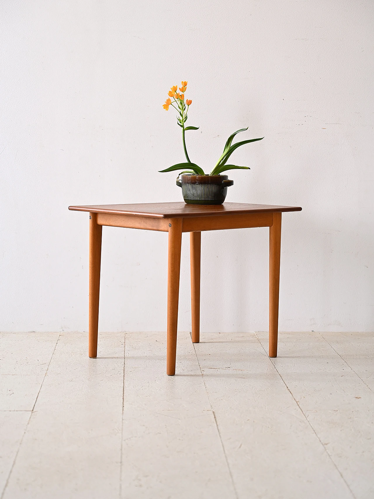 Tavolino con piano in teak e gambe in faggio, anni '60 1