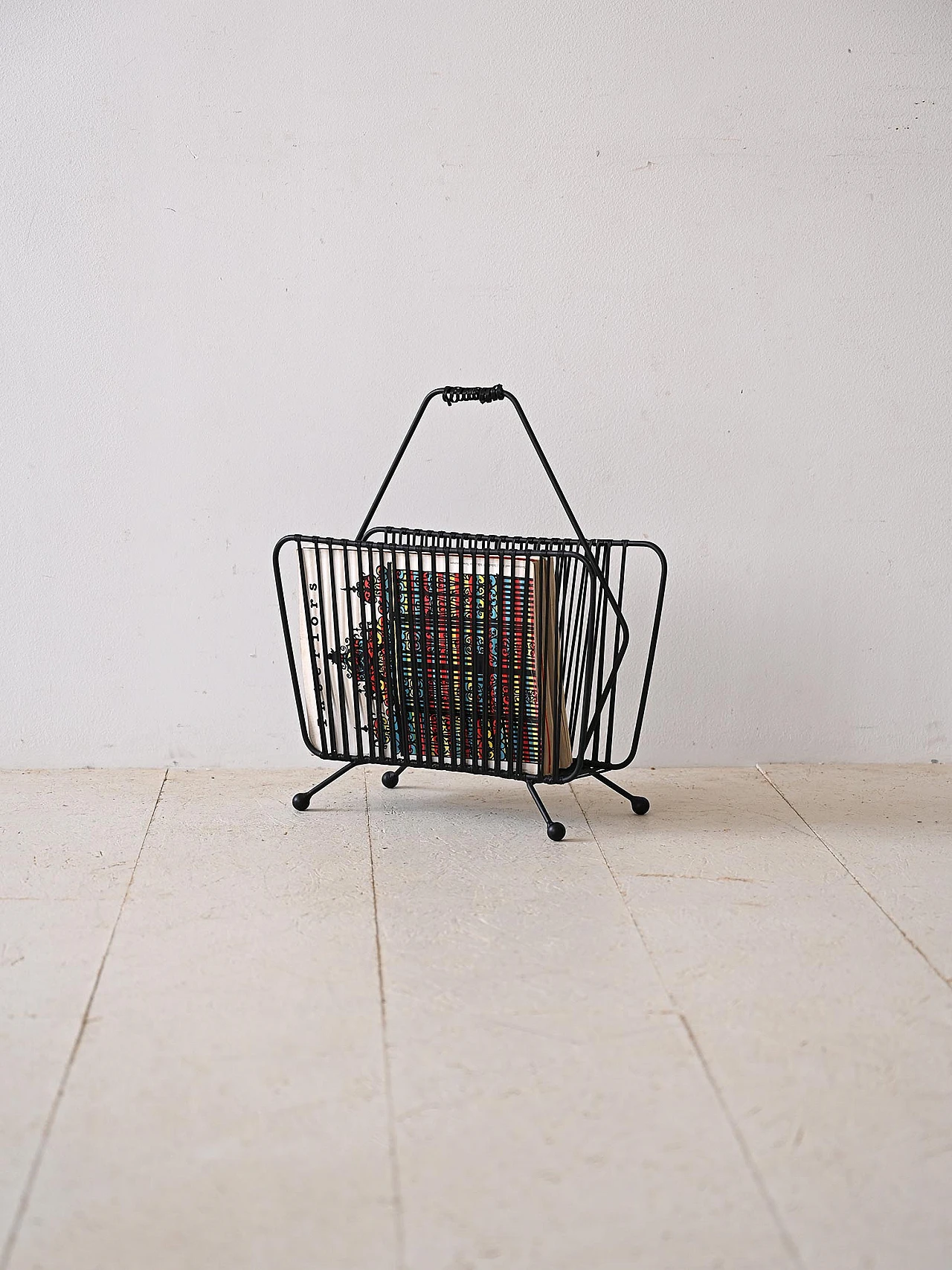 Magazine rack in metal and plastic wire, 1960s 1