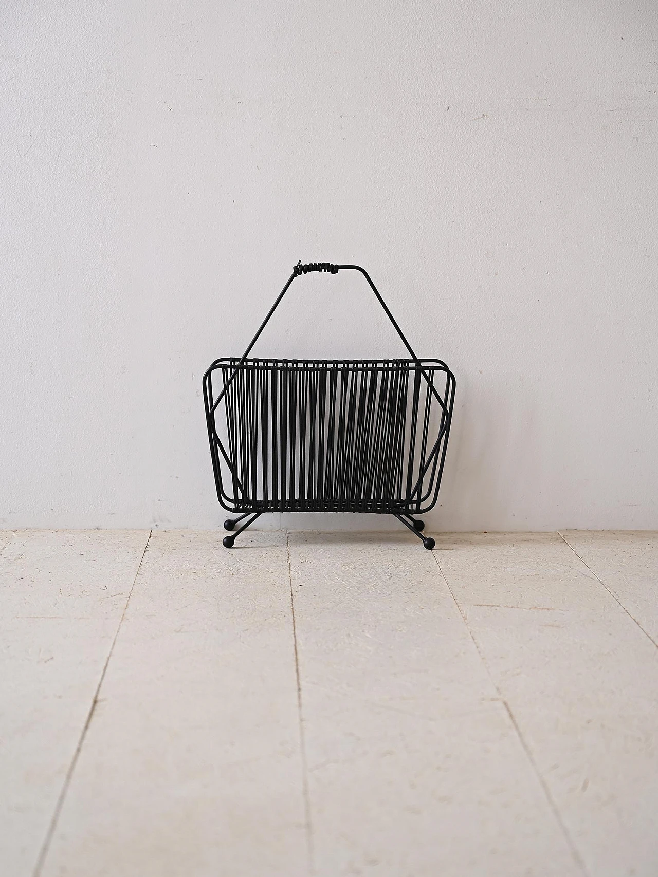 Magazine rack in metal and plastic wire, 1960s 2